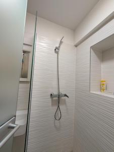 Ένα μπάνιο στο Cozy Studio w King-Size Bed