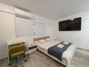 Ένα ή περισσότερα κρεβάτια σε δωμάτιο στο Cozy Studio w King-Size Bed