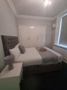 En eller flere senge i et værelse på The Alexander