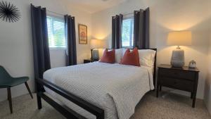 En eller flere senge i et værelse på Sophisticated Charm in St Pete