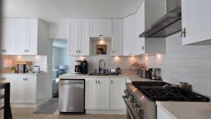 Køkken eller tekøkken på Sophisticated Charm in St Pete