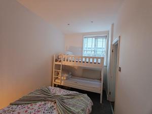 een kleine slaapkamer met een stapelbed en een raam bij Accommodation Tunbridge wells in Royal Tunbridge Wells
