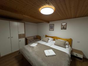 ein Schlafzimmer mit einem Bett, auf dem zwei Handtücher liegen in der Unterkunft Madeira Haus in Starzach