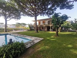 Hồ bơi trong/gần Villa de lujo con piscina, jardín y vistas al mar, a 100m de la playa en S'Agaró - ES-209-27