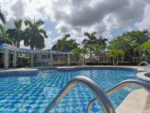 Bazén v ubytování Glamping Tesoro Escondido nebo v jeho okolí