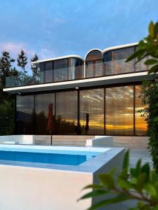 Swimmingpoolen hos eller tæt på PORTRAIT Bangsaen - Private Serviced Seaview Pool Villa