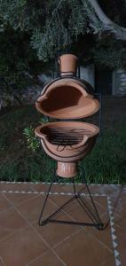 una griglia con una pentola seduta sopra di Villa Yassalam Mogador a Essaouira