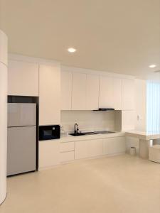 Køkken eller tekøkken på PORTRAIT Bangsaen - Private Serviced Seaview Pool Villa + 16 billeder