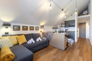 ein Wohnzimmer mit Sofa und eine Küche in der Unterkunft Hostdomus-La casa di Luna in Grange Sises