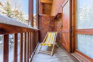 einen Schaukelstuhl auf der Veranda eines Hauses in der Unterkunft Hostdomus-La casa di Luna in Grange Sises + 19 Fotos