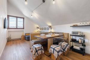 un salon avec une table et quelques chaises dans l'établissement Hostdomus-La casa di Luna, à Grange Sises