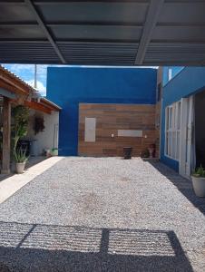 een huis met een blauwe muur en een grindoprit bij Lar doce lar in Bonito