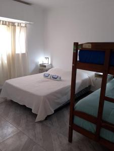 ein Schlafzimmer mit Etagenbett und Fenster in der Unterkunft Departamento NAMASTE I in Carhué