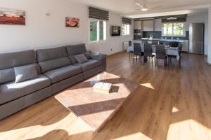 Гостиная зона в Catalunya Casas Stunning Villa with private pool 33 km to Barcelona