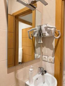 ein Waschbecken mit einem Haartrockner auf dem Spiegel in der Unterkunft Apartment Heart of Medina Tetuan in Tétouan