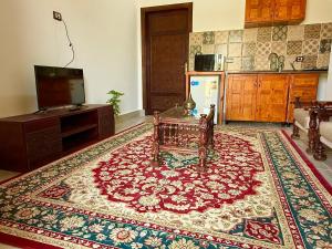 een keuken met een groot tapijt op de vloer bij Bab Al Shams Palace in Luxor