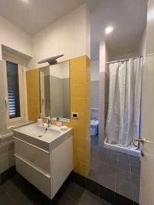 ein Badezimmer mit Waschbecken und Spiegel in der Unterkunft Il Rifugio in Sulmona