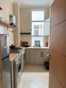 eine Küche mit Spüle und Waschmaschine in der Unterkunft Apartment Heart of Medina Tetuan in Tétouan