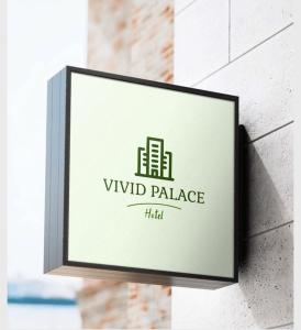 een bord voor een virtueel paleishotel op een bakstenen muur bij Vivid in Sergeli