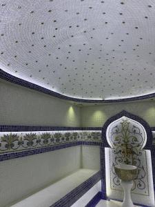 een kamer met een plafond met een kom erop bij Vivid in Sergeli