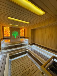 een lege sauna met een boom tegen de muur bij Vivid in Sergeli +1 foto