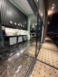 een lobby met een glazen deur en een tafel in een kamer bij Vivid in Sergeli