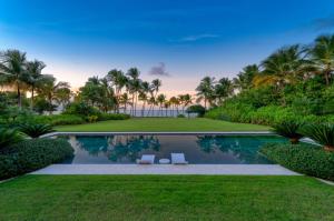 Bazén v ubytování The Grand Beachfront All-Inclusive Villa nebo v jeho okolí