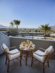 een tafel met een bord eten op een balkon bij Regina Hotel in Kissamos