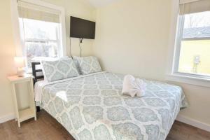 een slaapkamer met een bed met een knuffeldier erop bij 4 Min Drive to Bayside Beaches in Eastham