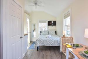 een slaapkamer met een bed en een tafel en een tafel bij 4 Min Drive to Bayside Beaches in Eastham +12 foto's