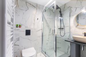 ein Badezimmer mit Dusche und Waschbecken in der Unterkunft Apartamenty Sarnia 6A in Karpacz + 28 Fotos