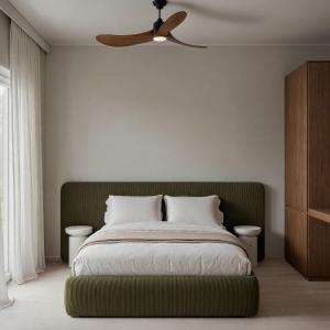 een slaapkamer met een bed met een plafondventilator bij Regina Hotel in Kissamos +35 foto's