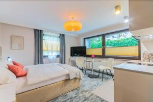 ein Schlafzimmer mit Bett und Tisch und eine Küche in der Unterkunft Apartamenty Sarnia 6A in Karpacz