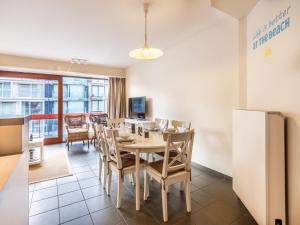 a kitchen and dining room with a table and chairs at Anais derde in Sint-Idesbald