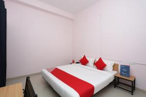 En eller flere senge i et værelse på Hotel O R.K residency + 21 billeder