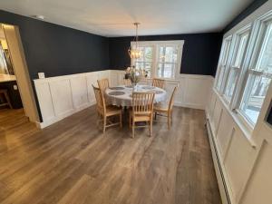 een eetkamer met een tafel en stoelen bij Sebago Basin Getaway - An Unforgettable Experience in North Windham