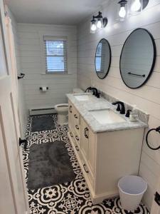 een witte badkamer met een wastafel en een toilet bij Sebago Basin Getaway - An Unforgettable Experience in North Windham