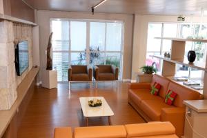 un soggiorno con un divano e un tavolo di Oasis Hotel a Cajazeiras