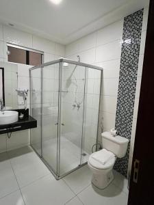 un bagno con doccia, WC e lavandino di Pousada Lagoa Seca a Juazeiro do Norte