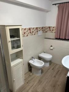 een badkamer met toilet en wastafel bij Domus Gavazzano in Viterbo