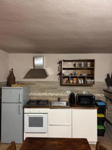 een keuken met witte kasten en een kookplaat oven bij Domus Gavazzano in Viterbo +13 foto's