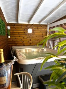 een jacuzzi in een patio met een plant bij La bulle D'Isma - Jacuzzi intimiste, proche plage in Le Gosier +11 foto's