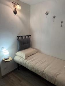 een bed in een kamer met een lamp op een tafel bij Domus Gavazzano in Viterbo