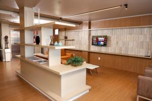 una hall con una reception in un edificio di Oasis Hotel a Cajazeiras