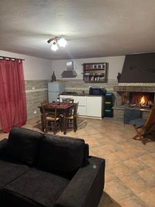 een woonkamer met een bank en een tafel bij Domus Gavazzano in Viterbo