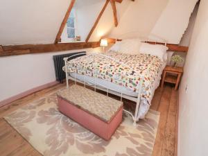 una camera da letto con letto in mansarda di The Hare & The Bumblebee Cottage a Hoxne