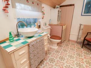 un bagno con lavandino e WC di The Hare & The Bumblebee Cottage a Hoxne Altre 30 foto