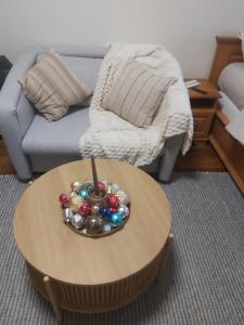 un salon avec une table et un canapé dans l'établissement Pirin Golf Cozy Studio, à Razlog