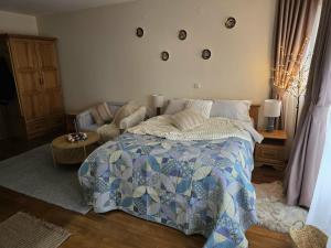 une chambre avec un lit et un canapé dans l'établissement Pirin Golf Cozy Studio, à Razlog