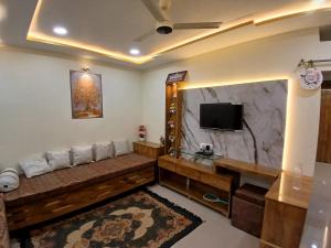 TV a/nebo společenská místnost v ubytování ShivAOM Family Homestay